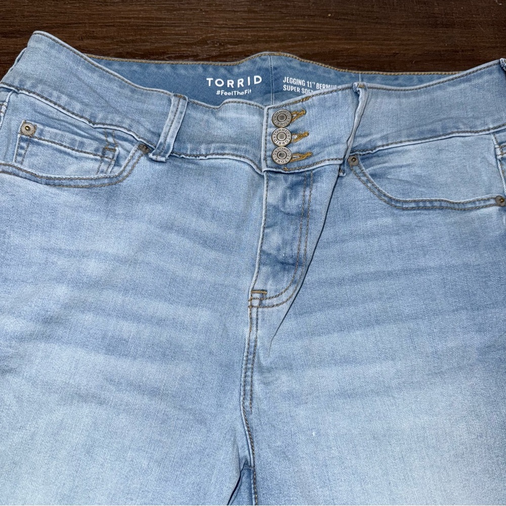 Torrid Light Wash Jegging 11” Bermuda Super Soft Shorts - Picture 2 of 6